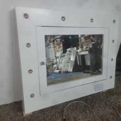 Vanity Mirror, Espejo