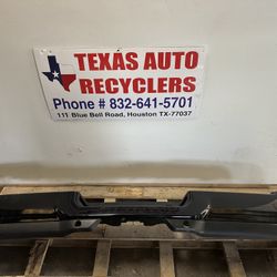 Rear bumper 19-24 Ram 2500-4500 black. Like new take off. Se habla español.