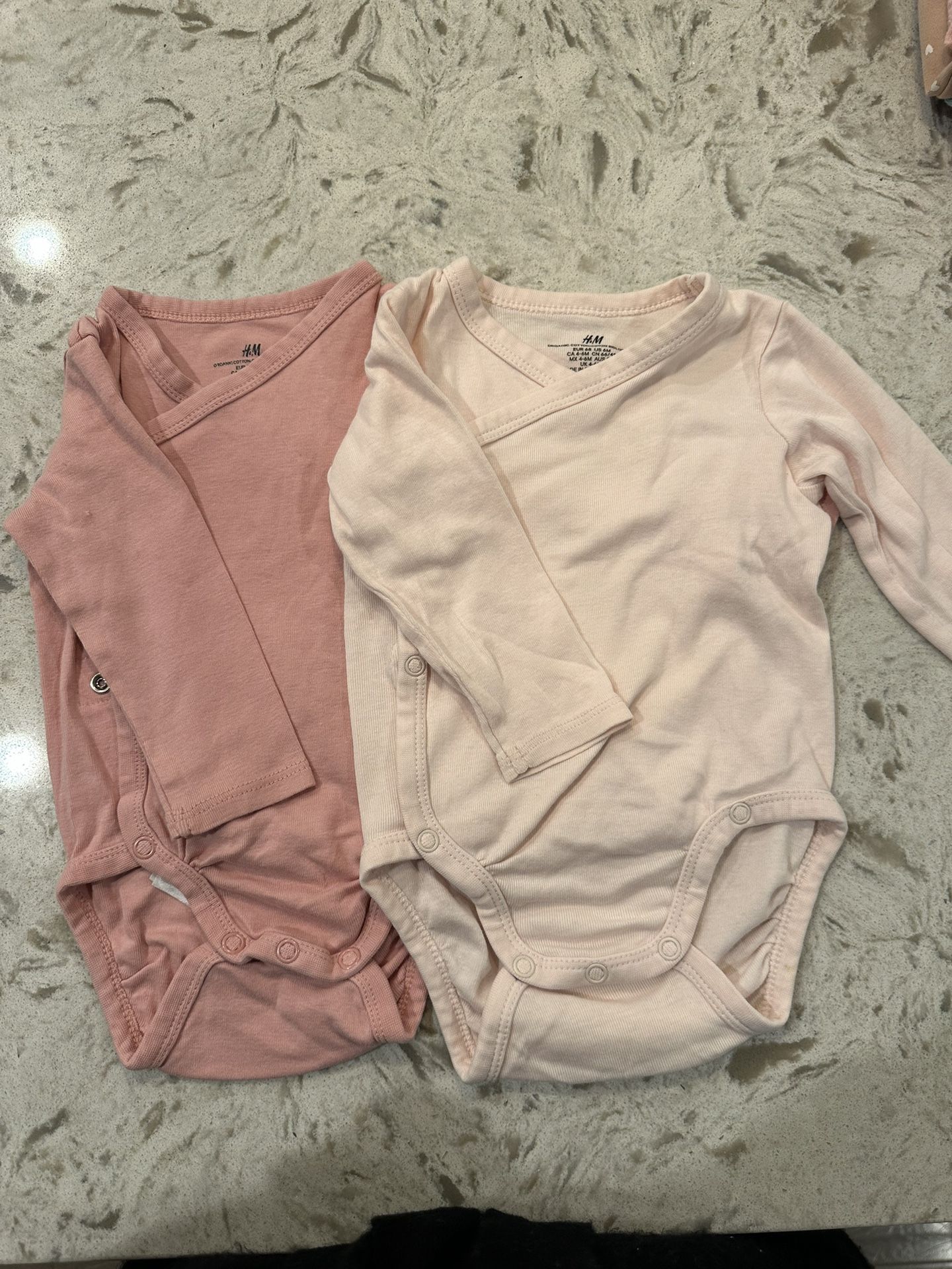 H&M Long sleeve bodysuit size 4-6m(set of 2)