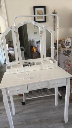 Girls vanity with mirror and lights