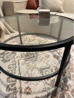 Round glass coffee table / Modern