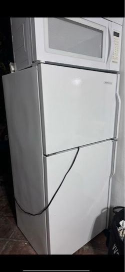 Top-Freezer Fridge 270$ (kitchen aid) Microwave 80$