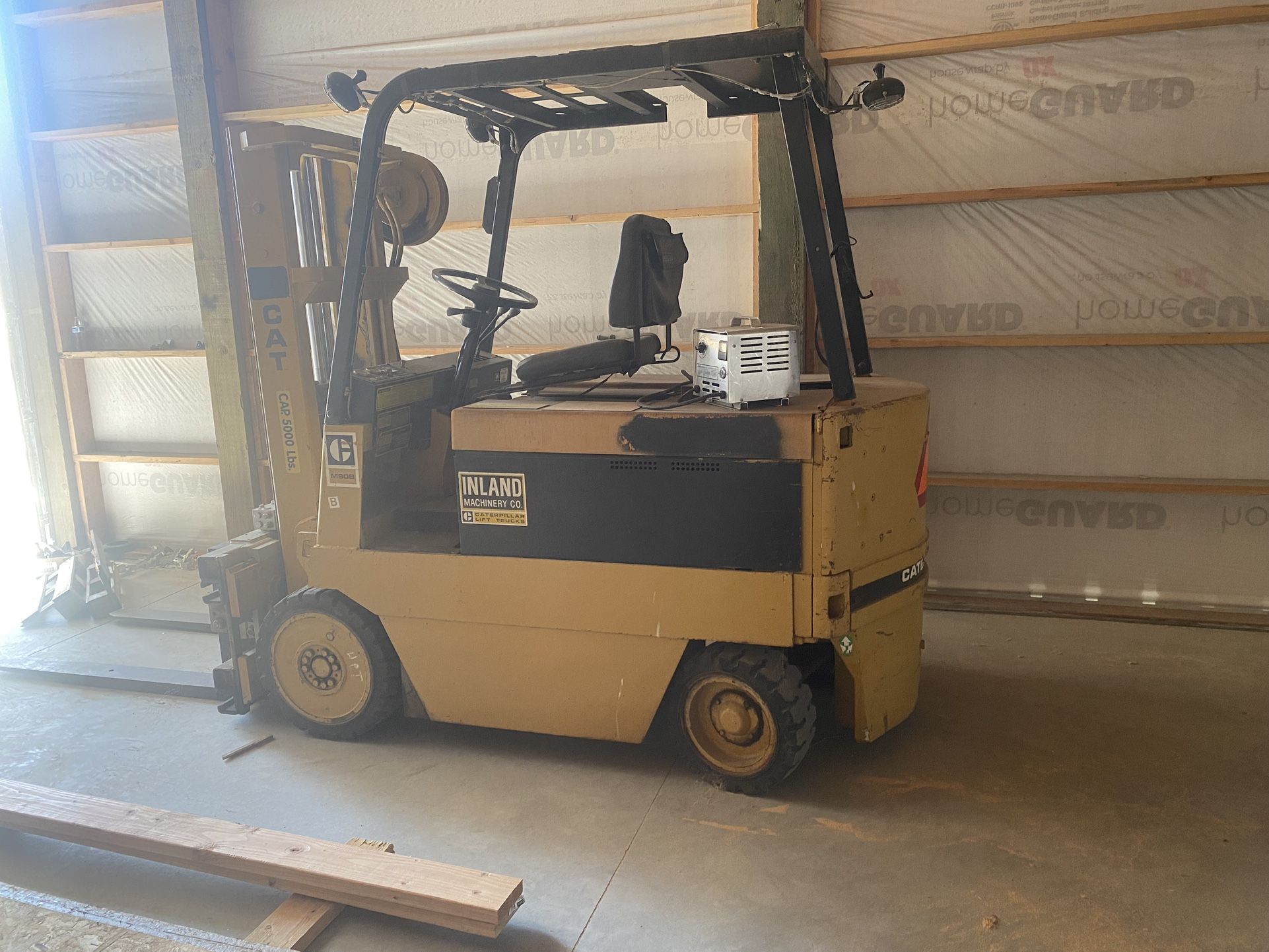 CAT Forklift Battery Operated M80