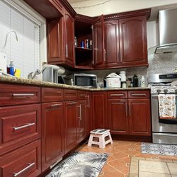 Used Kitchen Cabinets: Full Set (upper & Lower)