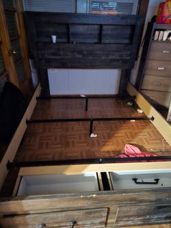 Queen size bedroom set w/dresser and chest