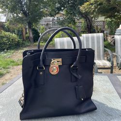 BLACK MICHEAL KORS BAG!!