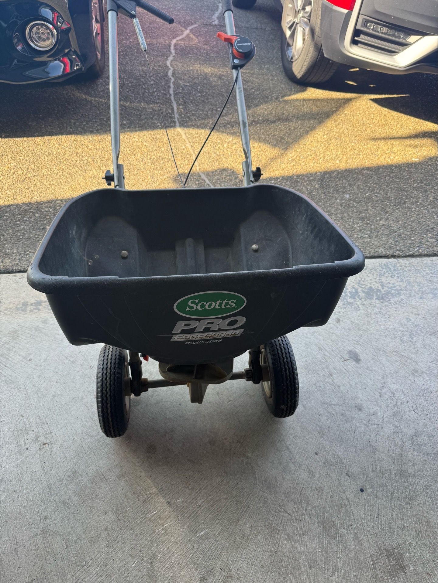 Scotts Pro EdgeGuard Broadcast Spreader