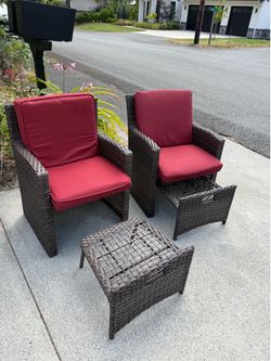 2 Outdoor chairs with ottoman