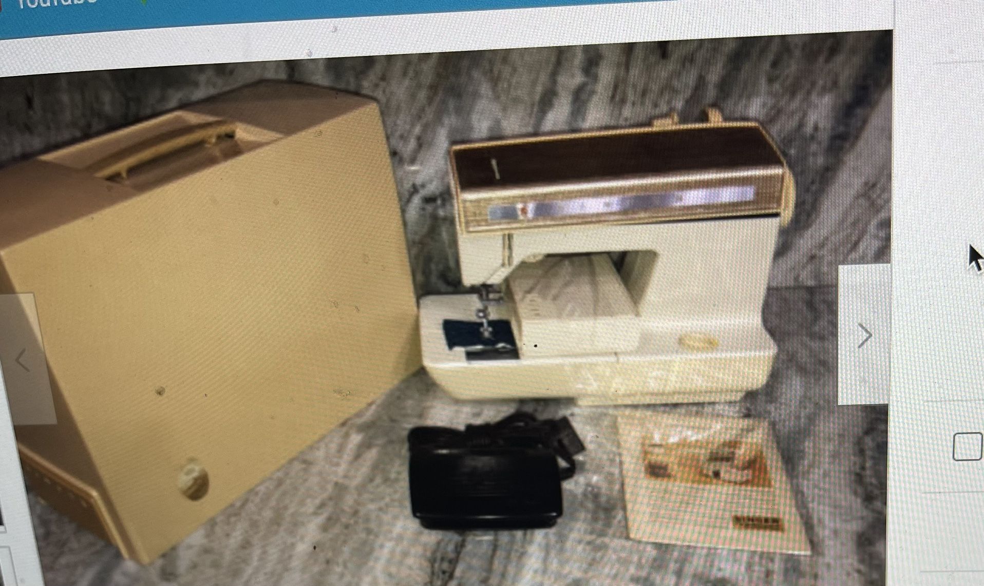 Vintage Singer Model 920 Futura II Sewing Machine -pedal and Accessories Case