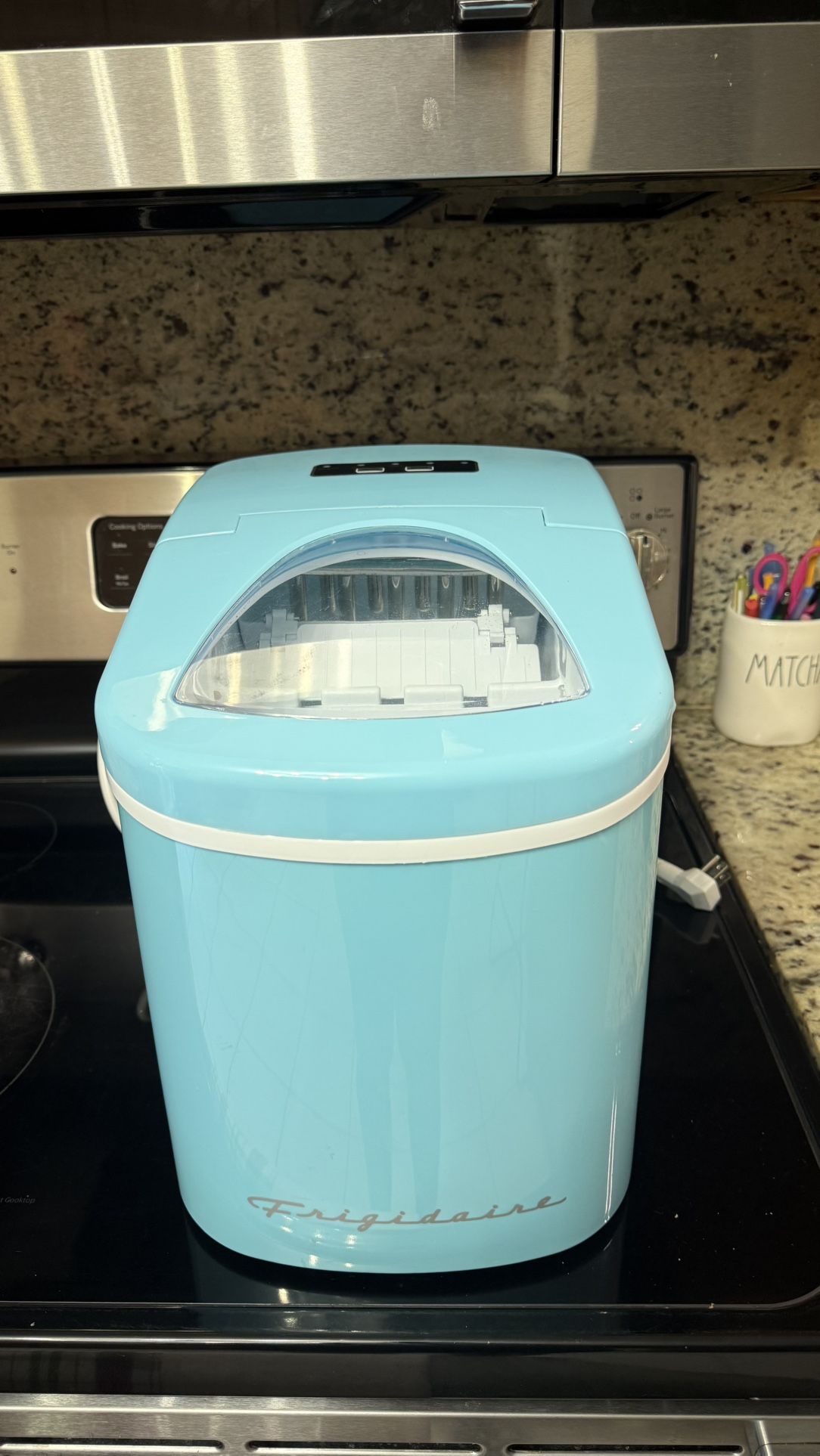 Portable Counter Top Ice Maker in Blue. 26lb