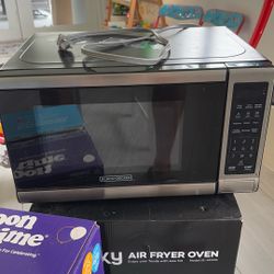 BLACK+DECKER EM720CB7 Digital Microwave Oven with Turntable Push-Button Door, Child Safety Lock, 700W, Stainless Steel, 0.7 Cu.ft