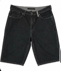 Vintage Sean John men’s denim jorts in excellent pre-owned condition. Classic oversized Y2K / early-2000s hip-hop style with a long, relaxed baggy fit