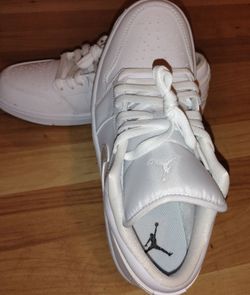 WOMEN'S JORDAN 1s