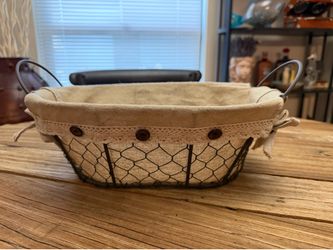 Farmhouse rustic bread basket chicken wire design and fabric liner