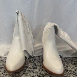 Women’s White Cowboy Boots Size 7.5 - New Silver Stitched Western Style