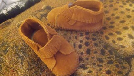 Baby nwot MinnieTonka moccasins sz 2