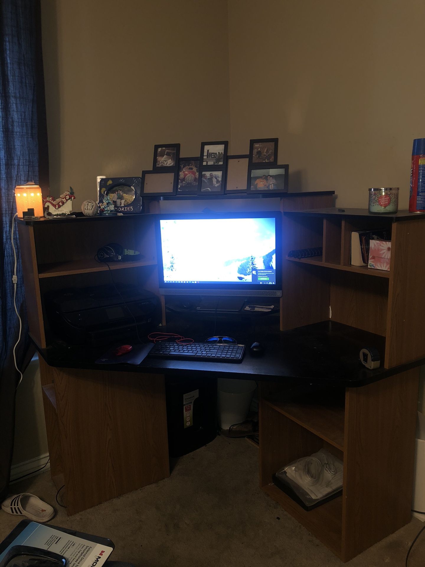 Corner desk