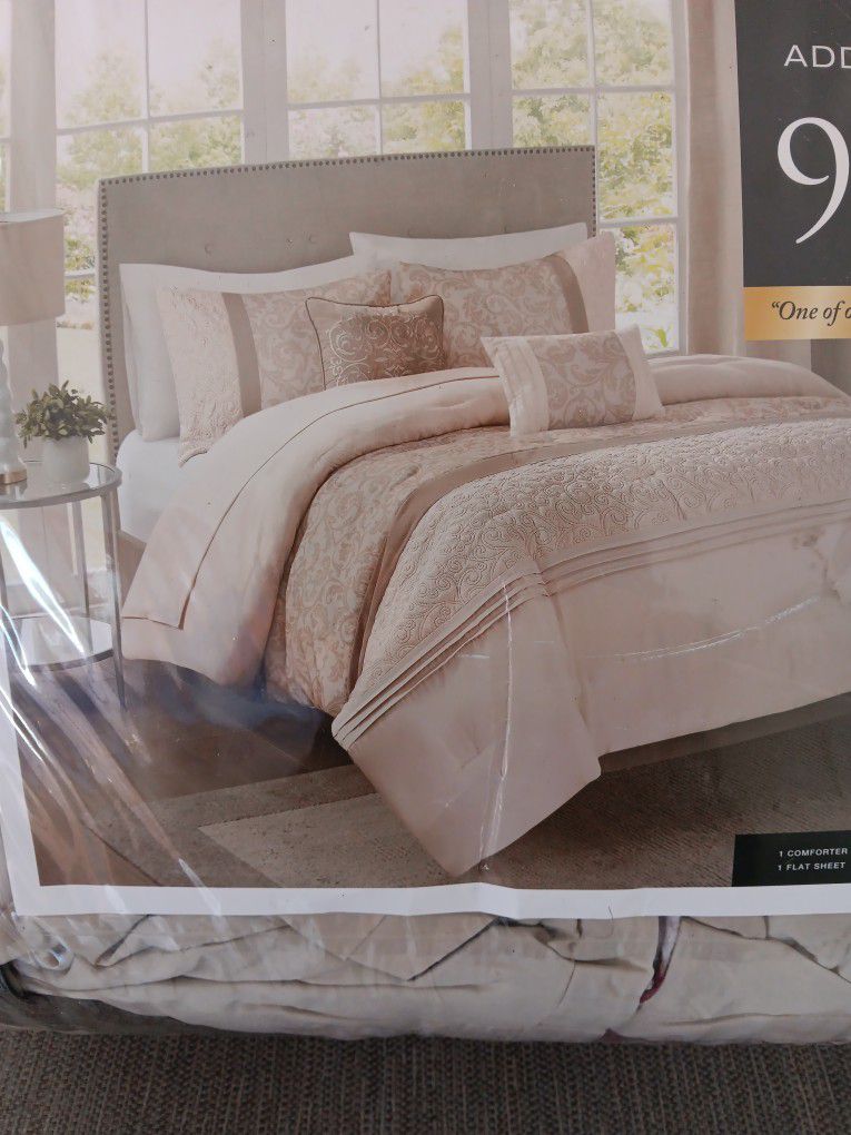 Macy's Queen Size Comforter With Pillow Cases