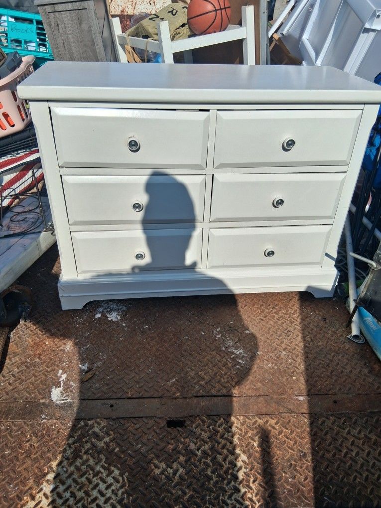 Dresser...........Good Condition 