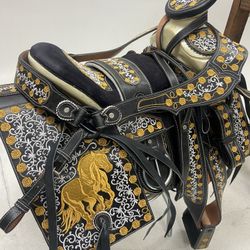 Montura Charra Super Bordada Con Cantinas Cuadradas