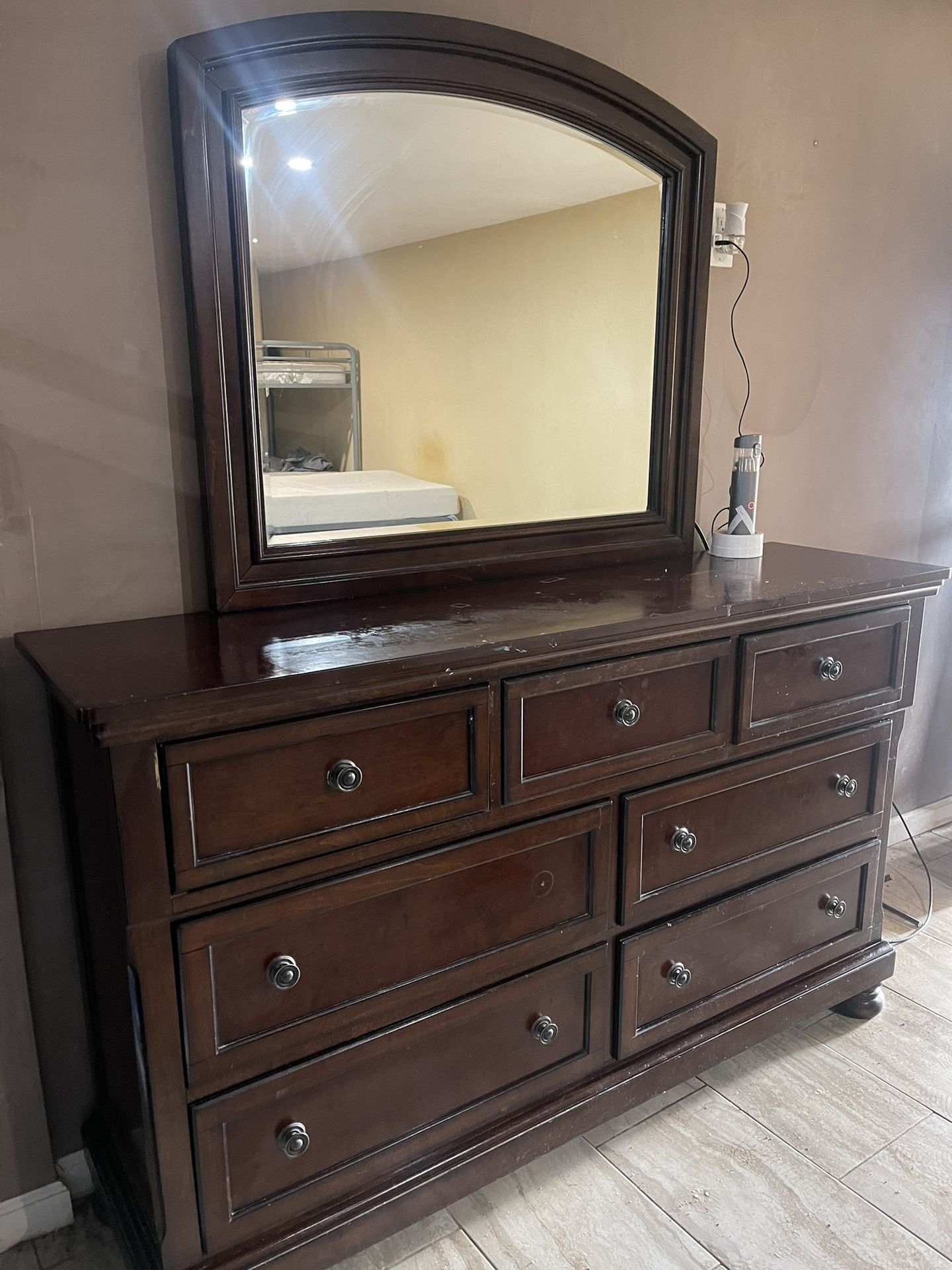 Dresser With Mirror