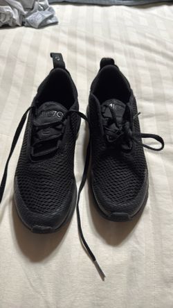 Kids black Nike 270s