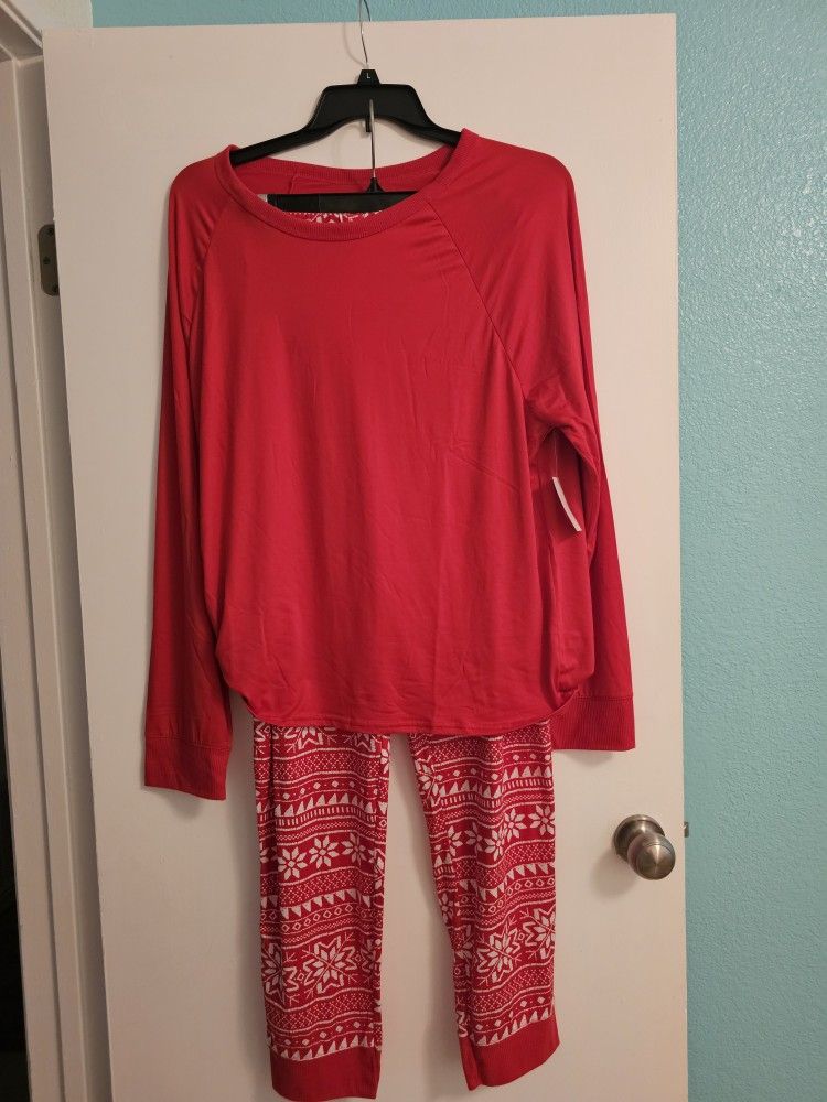 New Woman's size XL pajama set! (95%Polyester 5% spandex)