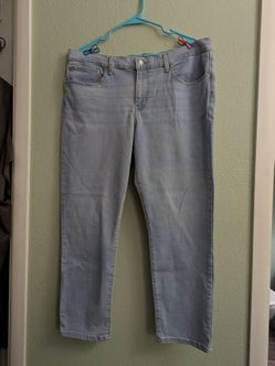 Gently used authentic women's Levi's Mid-Rise Tapered Boyfriend Jeans. W 33 L 27