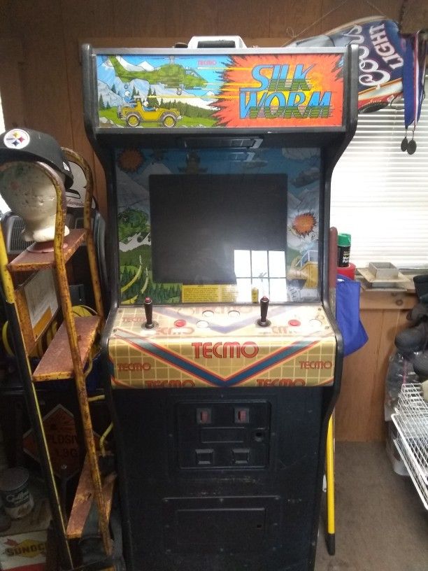Silk worm arcade game