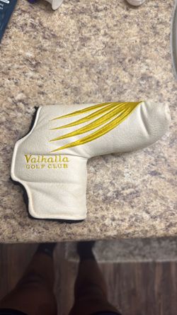 Collectible magnetic blade putter head cover