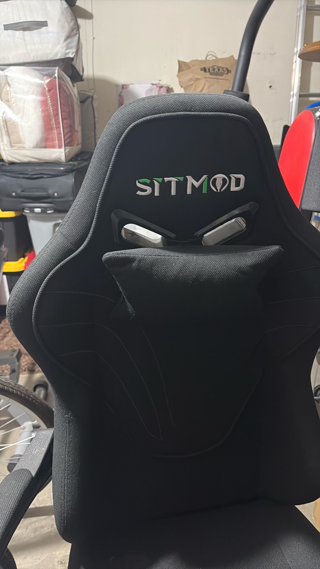 gaming chair with foot rest