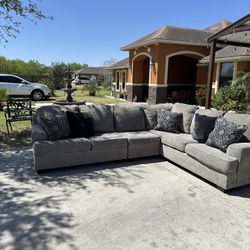 Beautiful sectional with pillows in great condition super comfy asking 650