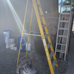 8’ Louisville Fiberglass Ladder 