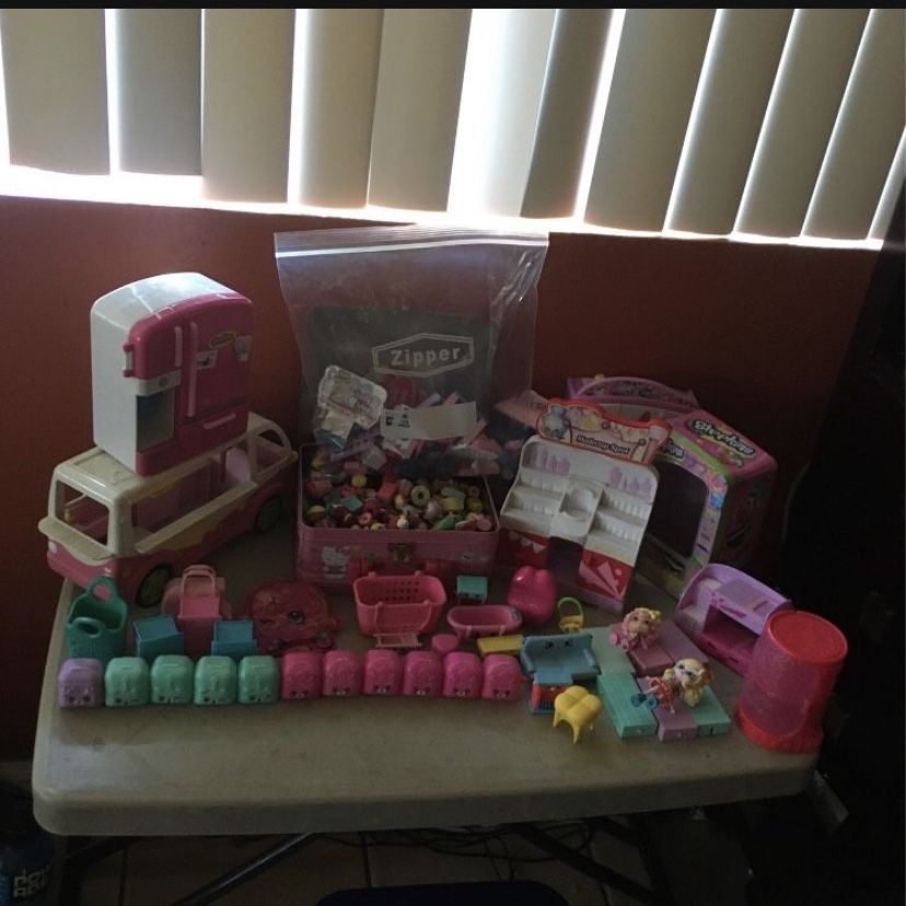  280 Shopkins And accessories And backpack