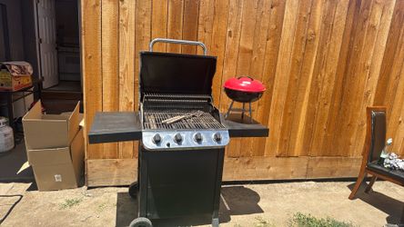 Propane barbecue with propane tank