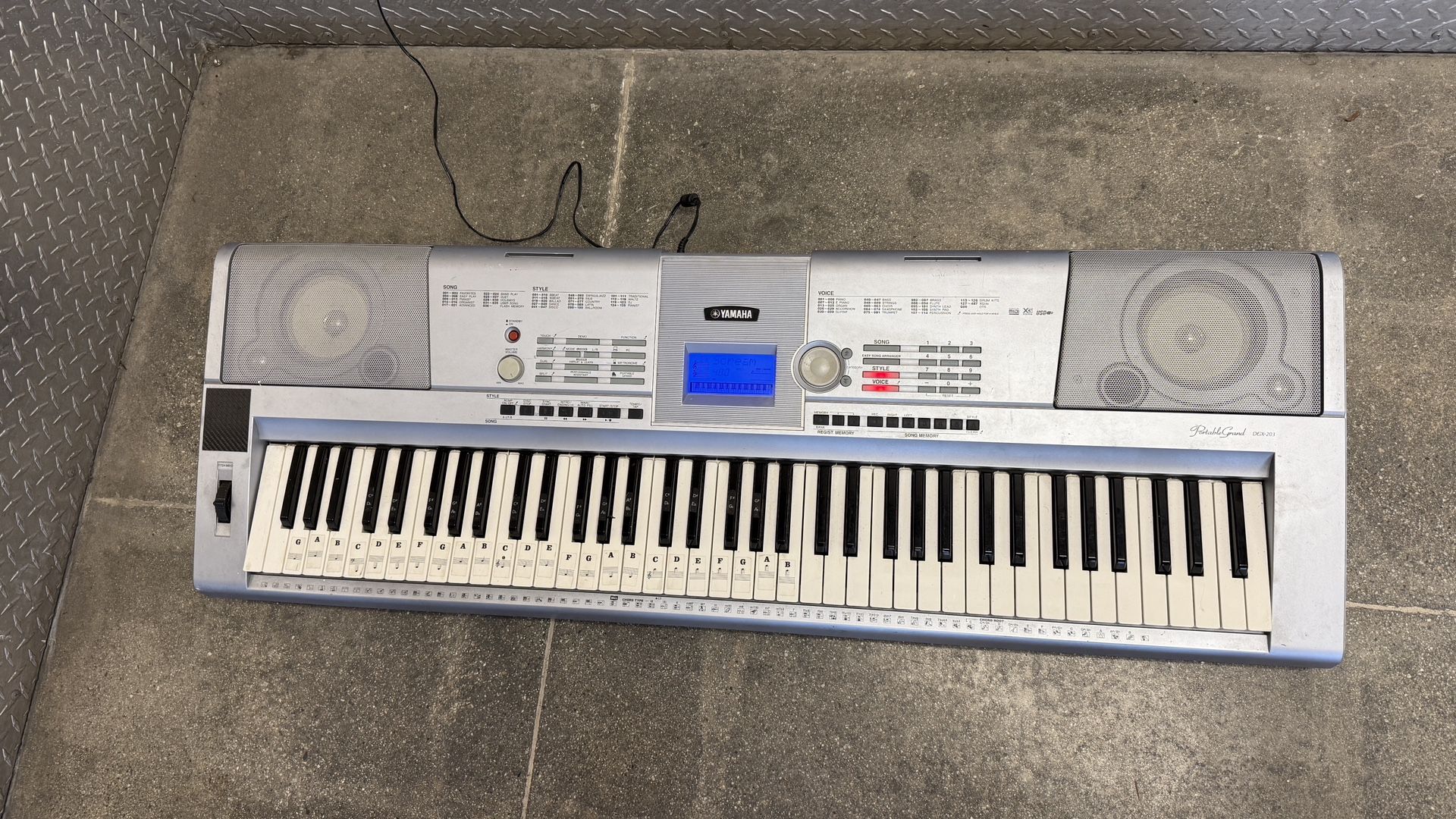 Yamaha DGX-205 76-Key Portable Grand Keyboard with LCD Display