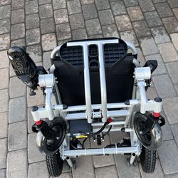 Foldable electric wheelchair