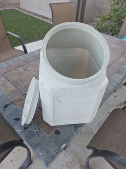 Large pet food storage bin