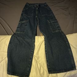 Navy blue cargo jeans with a relaxed fit #skater 