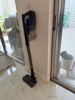 Shark vacuum cleaner with charger