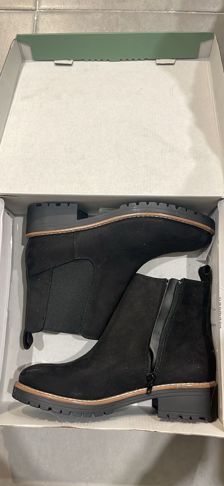 Blondo Womens Matilda Boot Size 10 Waterproof Black Chelsea Lug Sole Bootie size 8
