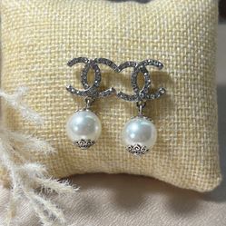 SILVER TONE RHINESTONE FASHION EARRINGS 