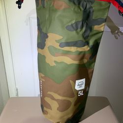 HERSCHEL 5 Liter (18.5 X 7 X 7 Inches) Camo Dry Gear Bag
