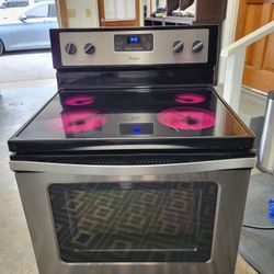 2022 Whirlpool Glasstop Stove (Delivery Available)