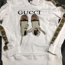 White Sweatshirt.            S,m,l,xl