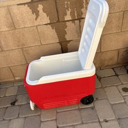 Igloo Rolling Cooler 38 Quart ( Hesperia Ca )