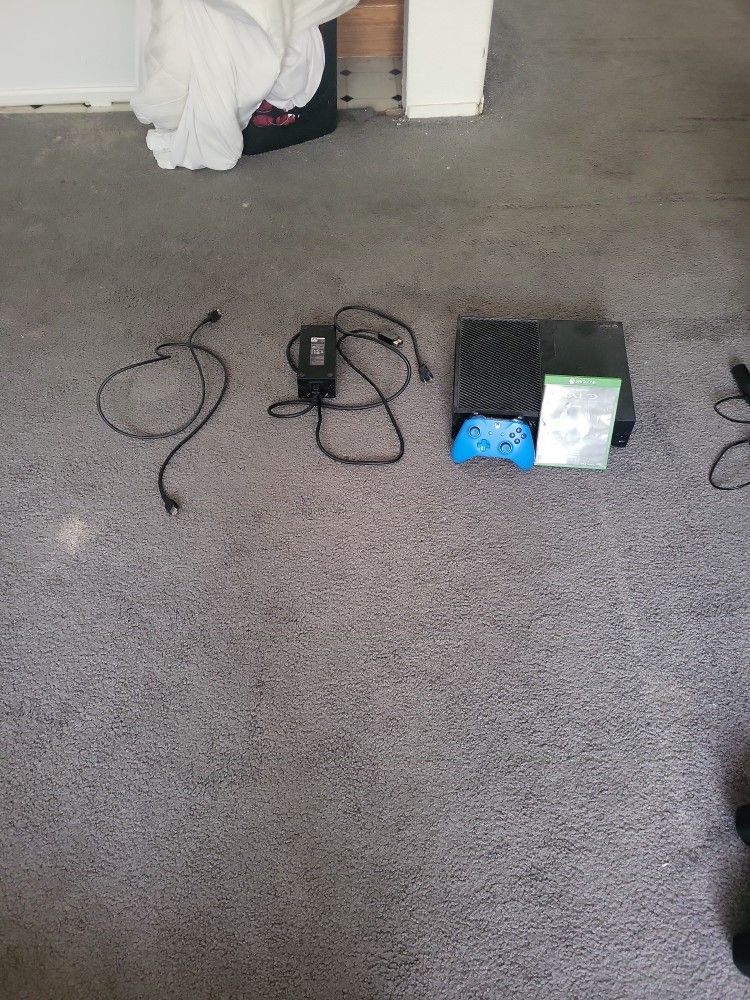Xbox 1 With Controler and Halo Collection