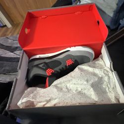 (size 11) Jordan Retro 4 