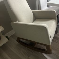 🔥🔥Beautiful Nursery Rocking Chair. Yours For Just $50🔥🔥