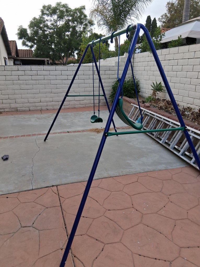 I am selling a swing in very good condition, almost new, for two children.